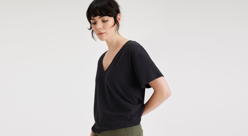 T-shirt col V profond pour femme