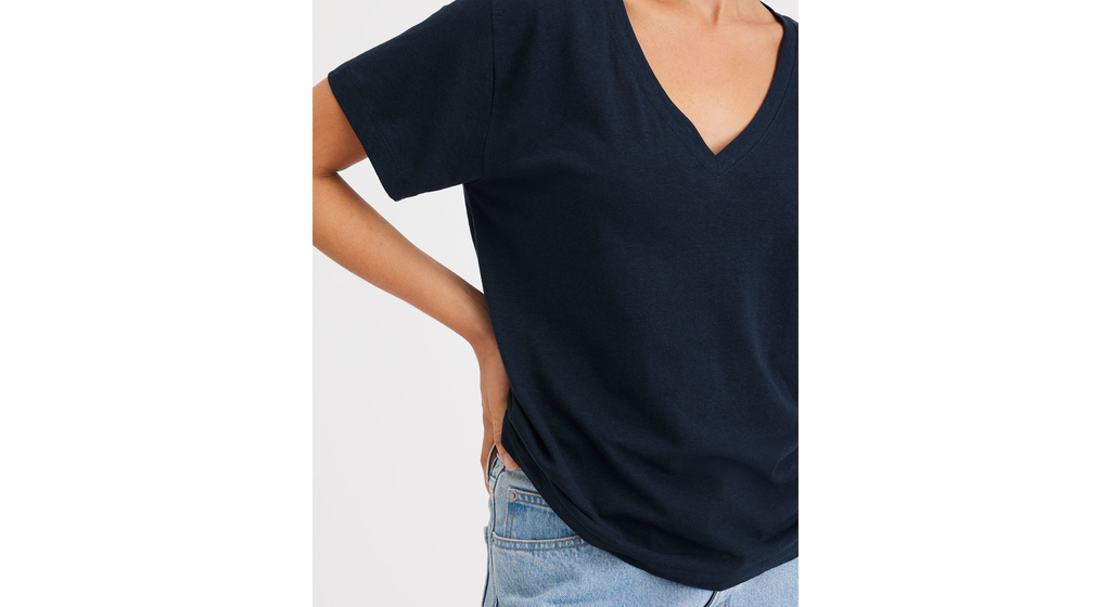 T-shirt col V profond pour femme